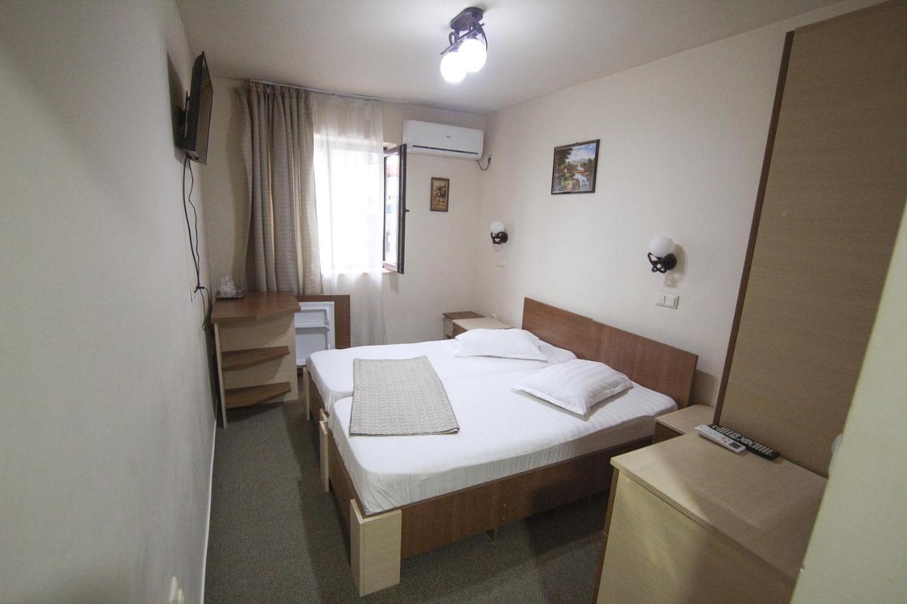 Teju Hotels Slanic Bagian luar foto