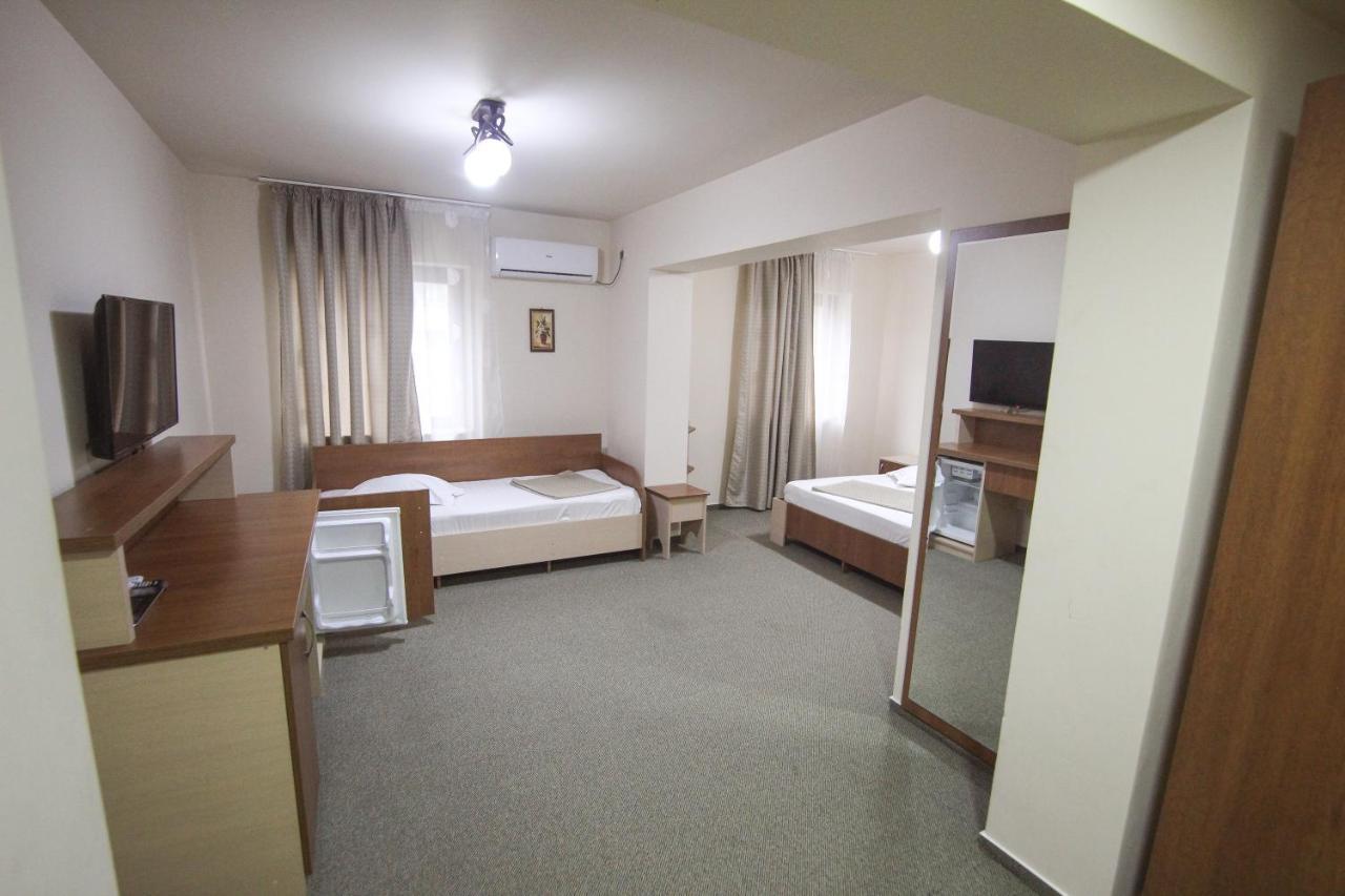 Teju Hotels Slanic Bagian luar foto