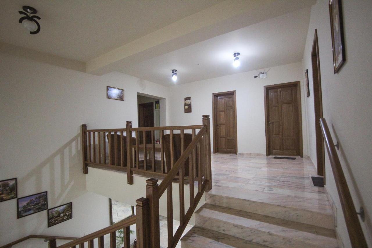 Teju Hotels Slanic Bagian luar foto