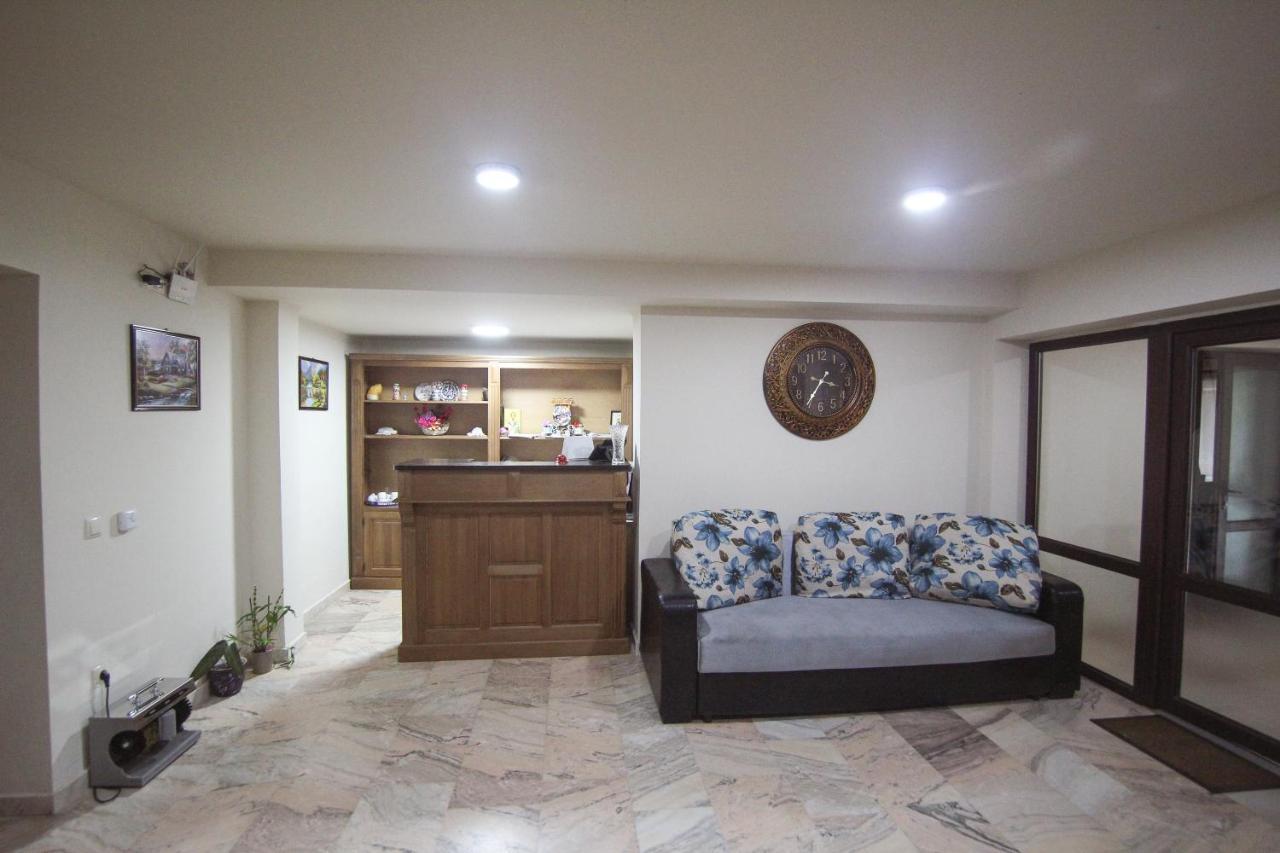 Teju Hotels Slanic Bagian luar foto