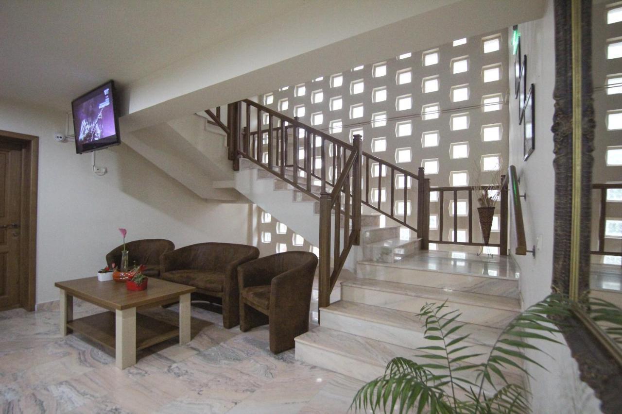 Teju Hotels Slanic Bagian luar foto