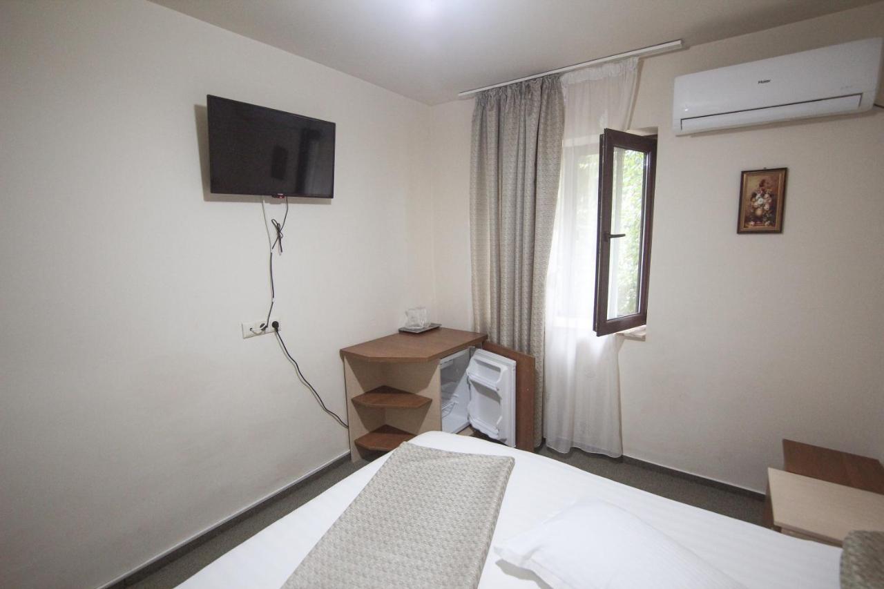 Teju Hotels Slanic Bagian luar foto