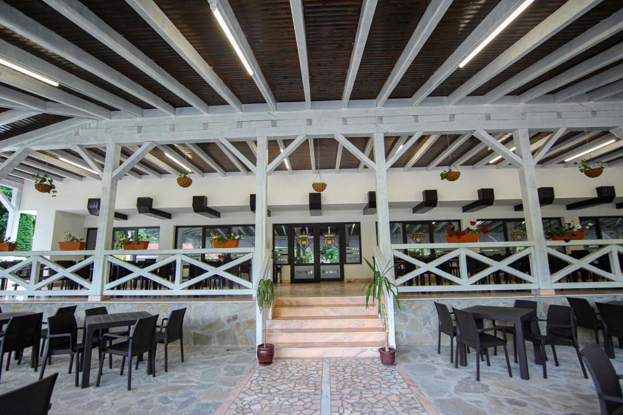 Teju Hotels Slanic Bagian luar foto