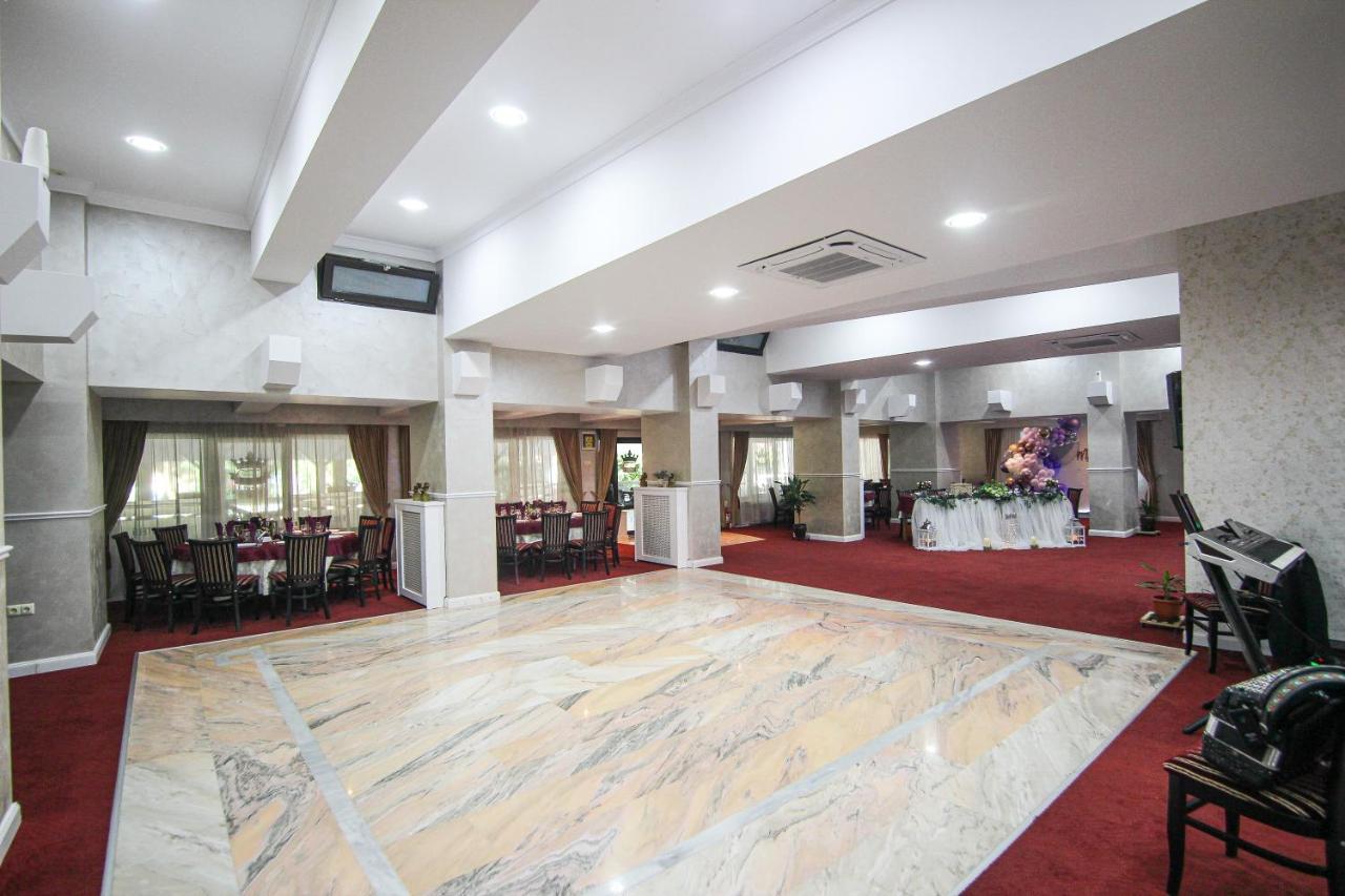 Teju Hotels Slanic Bagian luar foto