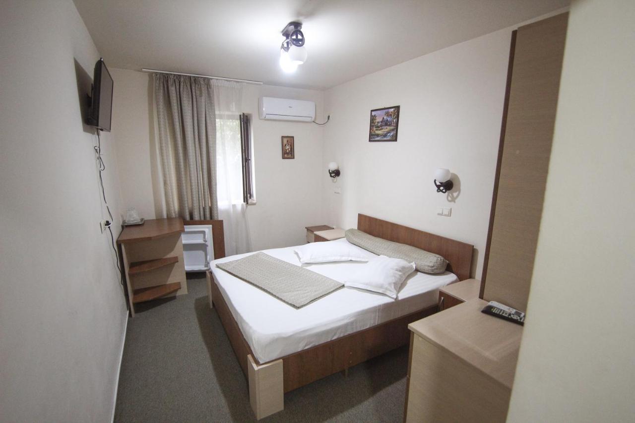 Teju Hotels Slanic Bagian luar foto