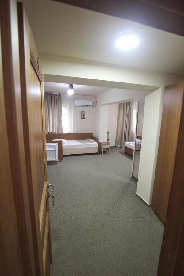 Teju Hotels Slanic Bagian luar foto