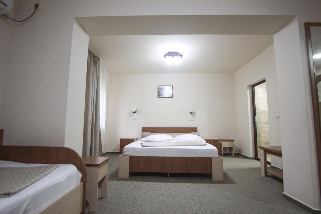 Teju Hotels Slanic Bagian luar foto