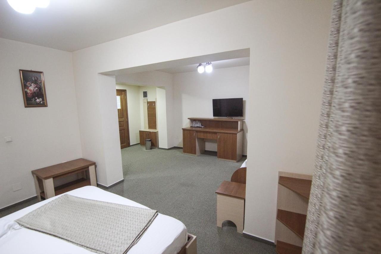 Teju Hotels Slanic Bagian luar foto